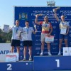 21.08.2026. Чемпионат России 2026 в Ханты-Мансийске. Призеры мужской эстафеты . ©ФЛССР