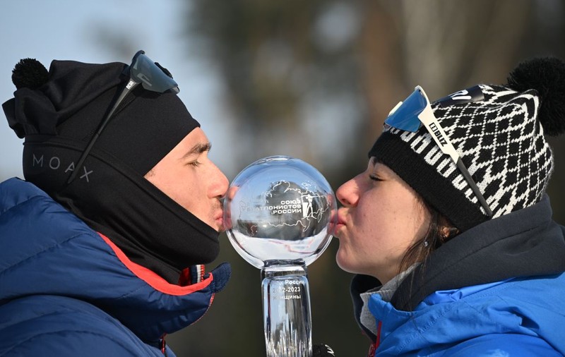 Победители общего зачёта Кубка России по биатлону сезона 2022/2023 Карим Халили и Анастасия Гореева