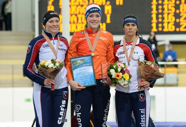 Призёры на дистанции 1000 метров у женщин. В центре — победительница голландка Йорен тер Морс