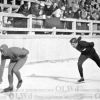 1936 год, Гармиш-Партенкирхен, IV зимние Олимпийские Игры, конькобежный спорт: один из забегов на 1500 м -  Charles Mathiesen (Норвегия) и Maximilian Stiepl (Австрия)