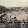 Афины 1896, I Олимпийские Игры: Восторженные зрители привеиствуют на стадионе победителя марафона грека Спиридона Луиса.