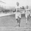 Лондон 1908, лёгкая атлетика: финиш финального забега на 1500 м. Победитель соревнований американец Whitfield SHEPPARD (на пер. плане) и серебряный призёр британец Harold WILSON