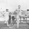 Лондон 1908, лёгкая атлетика: победитель соревнований в беге на 110 м с барьерами американец Forrest SMITHSON