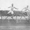 Лондон 1908, лёгкая атлетика: забег на 400 м с барьерами. Под 1-ым номером победитель соревнований американец Charles BACON, под 2-ым - также американец Harry HILLMAN