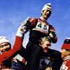 1972 год, Саппоро, XI зимние Олимпийские Игры, прыжки на лыжах с трамплина: победитель соревнований в прыжках на малом трамплине (NH) Yukio Kasaya (Япония) принимает поздравления от своих соперников по соревнованиям