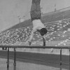 Афины 1896, I Олимпийские Игры: немец Альфред Флатоу выполняет упражнения на брусьях.