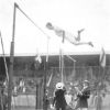 1912 год, Стокгольм, V Олимпийские Игры, легкая атлетика: серебряный призер в прыжках в высоту с шестом Frank Thayer Nelson (США) во время выполнения одной из своих попыток