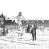 1912 год, Стокгольм, V Олимпийские Игры, легкая атлетика: участник соревнований в десятиборье (6-ое место) Eugene Leroy Mercer (США) во время выполнения прыжка в длинну