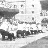 1912 год, Стокгольм, V Олимпийские Игры: соревнования по перетягиванию каната. Слева - команда Великобритании, справа - Швеции