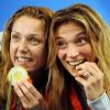 2008 год, Пекин, XXIX Олимпийские Игры, фехтование: Чемпионка Олимпийских Игр (слева) Maria Valentina Vezzali и бронзовый призер Margherita Granbassi в соревнованиях рапиристок - обе из Италии. (EPA/DANIEL DAL ZENNARO)