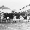 Афины 1896, I Олимпийские Игры: Предварительный забег на 100 м. По второй дорожке слева - победитель соревнований Том Бурк